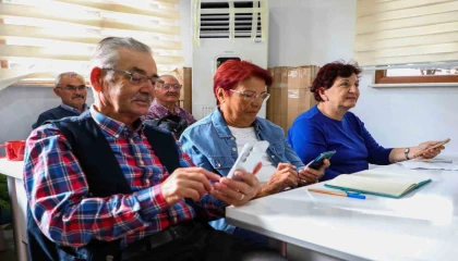 Dijital çağın kapıları yaş almış bireylere açılıyor: 60 yaş üzeri bireylere akıllı telefon kullanımı dersi