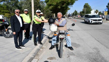 Dörtyolda polis ekipleri, motosiklet sürücülerine kask dağıttı