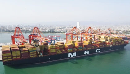 Dünyanın en büyük konteyner gemisi Mersin Limanına geldi