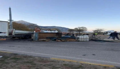 Eğirdirde iki tırın çarpıştığı kazada sürücülerden biri yaralandı