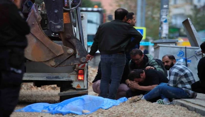 Ekmek almaya giderken kepçenin altında kalan yaşlı adam hayatını kaybetti