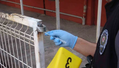 Eline aldığı bıçakla yoldan geçenlere dehşeti yaşattı: 1 yaralı