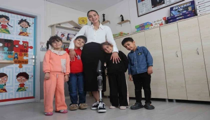 Protez bacağıyla mesleğine geri döndü