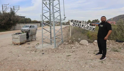 Evinin yanındaki araziye çöp atanlardan bıktı, çözümü Buraya çöp atan şerefsizdir yazısıyla buldu