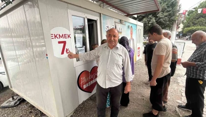 Fiyatın yarısından daha ucuza ekmek satınca metrelerce kuyruk oluştu