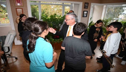 Geleceğin müzisyenlerinden Başkan Topaloğluna Öğretmenler Günü sürprizi