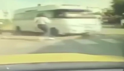 Genç kız ezilmekten son anda kurtuldu