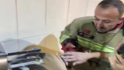 Hamur karıştırma makinesine elini sıkıştıran çocuğu itfaiye kurtardı