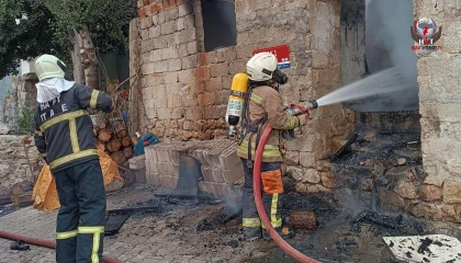 Hatay’da metruk bina küle döndü