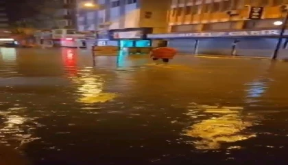 Hatayda sağanak yağış caddeleri göle çevirdi