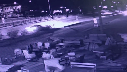 Havalanan otomobil hafif ticari araca çarptı