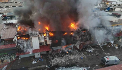 Hırdavat dükkanında çıkan yangını söndürme çalışmaları devam ediyor: Yangın, havadan görüntülendi