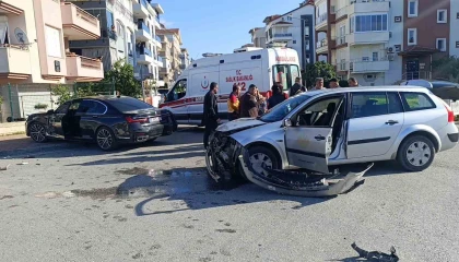 İl Sağlık Müdürlüğü aracı kaza yaptı: 2 sağlık çalışanı yaralandı
