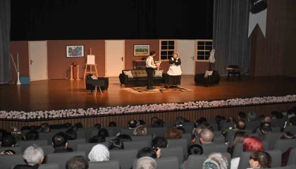 Isparta Belediyesi Şehir Tiyatroları Eyvah Yine Karıştı adlı komedi oyunu ile perdelerini açtı