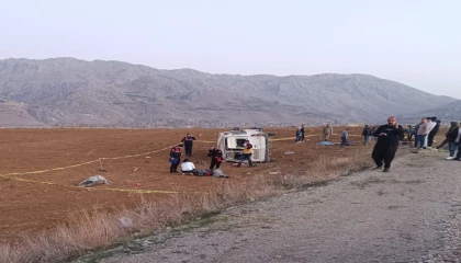 Kahramanmaraşta işçileri taşıyan minibüs takla attı: 2 ölü, 7 yaralı