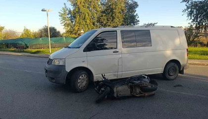 Kamyonet sürücüsünün dikkatsizliği kazayı beraberinde getirdi: 1 yaralı