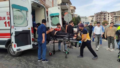 Kamyonetle çarpışan motorlu bisikletin sürücüsü yaralandı