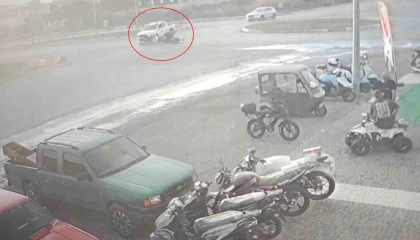 Kamyonetle çarpışıp motosikletiyle 25 metre sürüklendi, kask sayesinde hayata tutundu