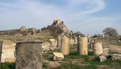 Kastabala Tiyatrosundaki kazılarda yeni masklar ortaya çıkarıldı