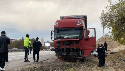 Kavşağa aşırı hızla girerek otomobil sürücüsünün ölümüne neden olan tır sürücüsü tutuklandı
