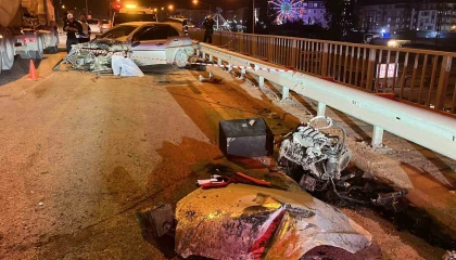 Kazada motoru yerinden fırlayan otomobilin sürücüsü ağır yaralandı