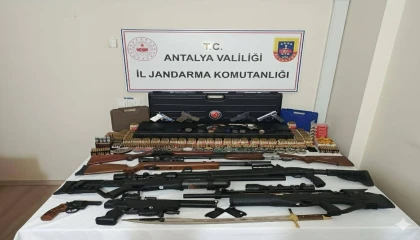 Kemerde jandarmanın operasyon düzenlediği evden çok sayıda silah çıktı