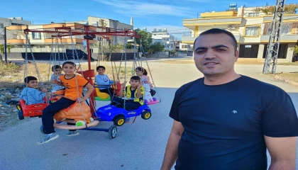 Kendi çocukken hiç binmedi: Mahalle mahalle gezerek çocukları dönme dolabına bindiriyor