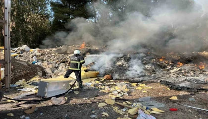 Kırıkhanda hurdalık alanda çıkan yangını itfaiye ekipleri söndürdü