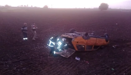 Kırıkhanda otomobil tarlaya uçtu