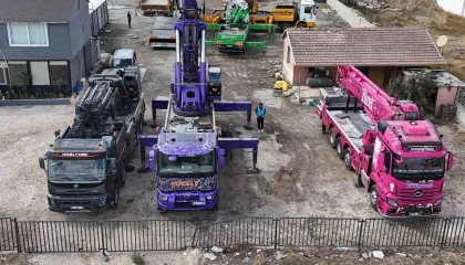 Kızının ‘Baba bizim de pembe vincimiz olsun sözlerinden ilham alarak vinçlerini rengarenk hale getirerek inşaat sektörüne renk kattı