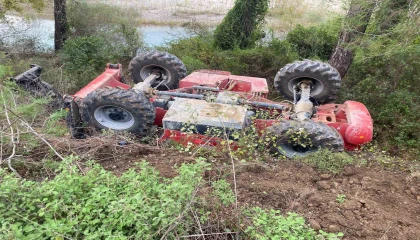 Kontrolden çıkan iş makinası şarampole devrildi: 1 yaralı