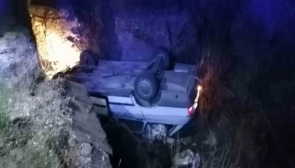 Köpeğe çarpmamak için direksiyonunu kırdığı otomobil kanala düştü: 1 yaralı