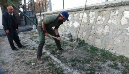 Köpeği ile birlikte tüm Türkiyeyi gezip fidan dikiyor