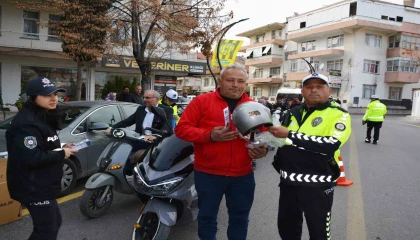 Korkuteli ilçesinde motosiklet sürücülerine kask dağıtıldı