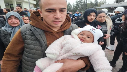 Lösemiye yenik düşen genç polisi 8 aylık kızı üzerinde polis yazan beresiyle uğurladı