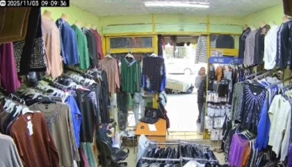 Mankenin üstündeki 1000 TL’lik montu kendi malıymış gibi giydi gitti