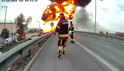 Mersin itfaiyesi felaketi önledi: Patlamalar yaşanarak yanan tanker 26 bin litre yakıt taşıyormuş