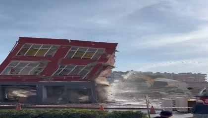 Mersinde 2 katlı bina titreşimle yıkıldı