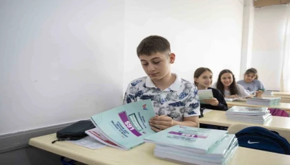 Mersinde 5 bin öğrenciye ücretsiz kaynak kitap dağıtıldı