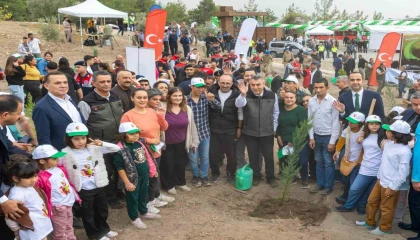 Mersinde binlerce fidan toprakla buluştu