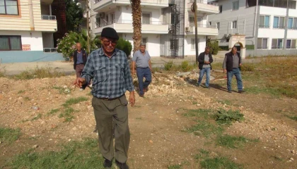 Mersinde bir kişi yer altı su kaynaklarını bulabiliyor, bulduğunda elektrik çarpmışa dönüyor