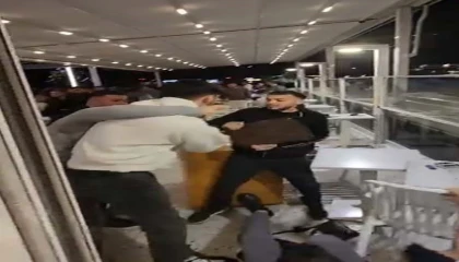 Mersinde kafedeki kavgada yumruklar havada uçuştu