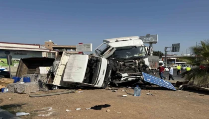 Mersinde tırlar zincirleme kaza yaptı: 2 yaralı