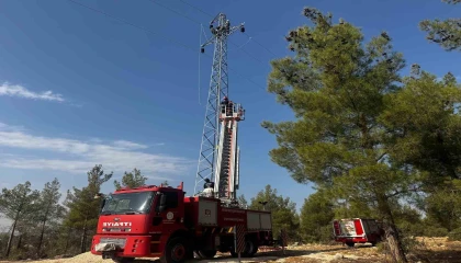 Mersinde yüksek gerilim direğinde mahsur kalan işçi kurtarıldı