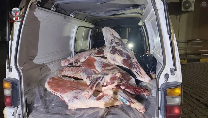 Minibüste menşei belirsiz 1 ton kırmızı et ele geçirildi