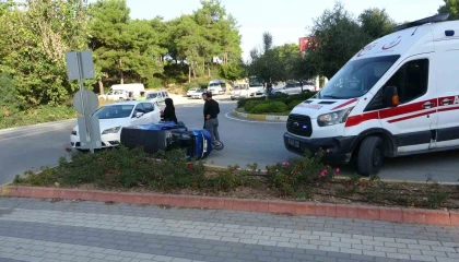 Motorlu bisiklet ile otomobil çarpıştı: 1 yaralı