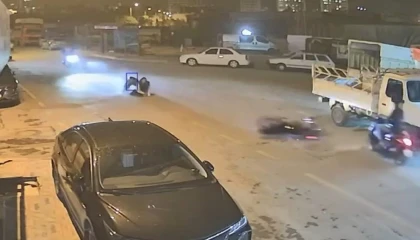 Motosiklet ile akrobatik hareketler yapıp kaza yapınca motosikleti bırakıp kaçtılar