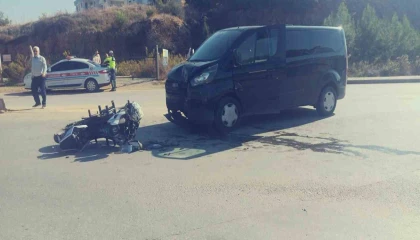 Motosiklet ile hafif ticari araç çarpıştı, sürücü kask sayesinde hayatta kaldı