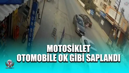 Motosikletin, dönüş yapmak isteyen otomobile ok gibi saplandığı anlar kameraya yansıdı