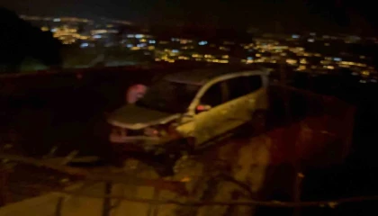 Osmaniyede hafif ticari araç evin damına düştü: 4 yaralı